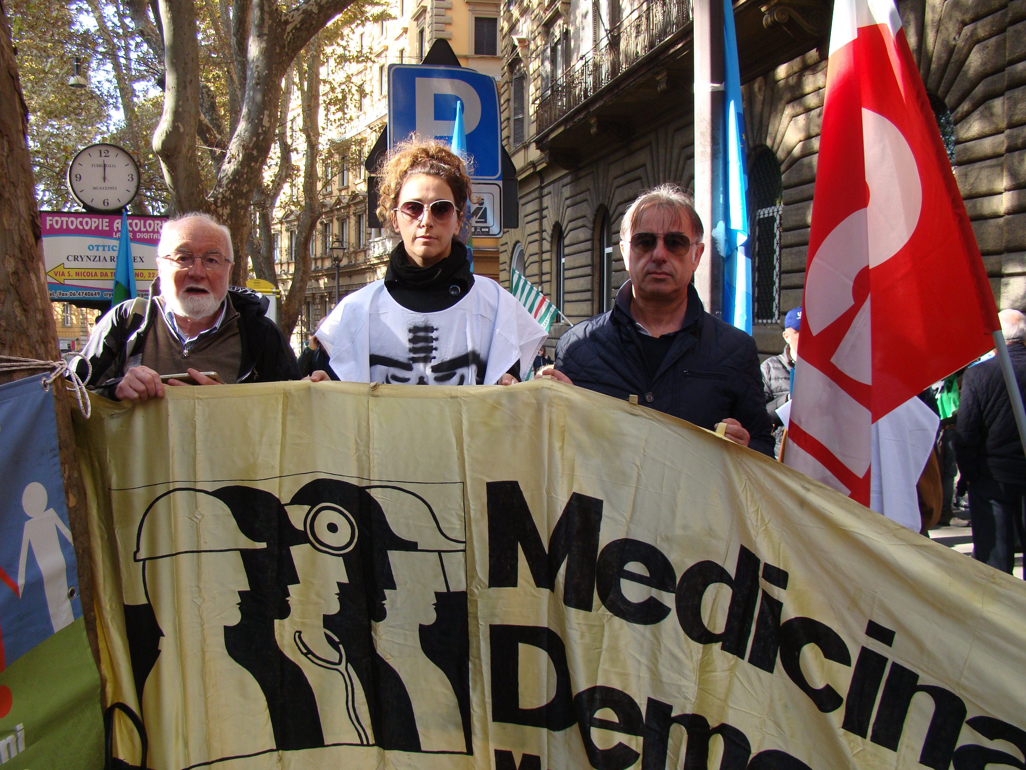 Appello di Medicina Democratica: oltre l'emergenza, necessaria una svolta decisiva nella gestione
della sanità pubblica in Italia. Profondo cordoglio per i medici deceduti, vittime del lavoro.